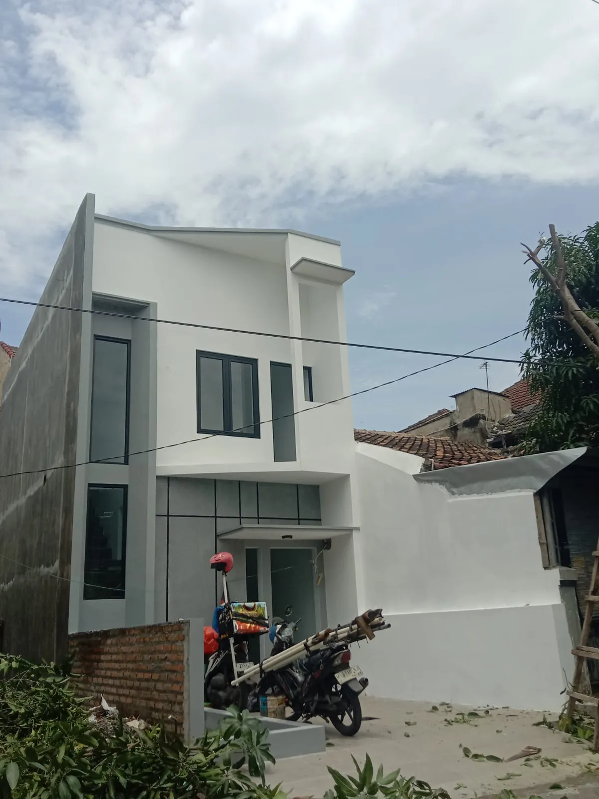 Proyek Renovasi Rumah Modern - slide 1